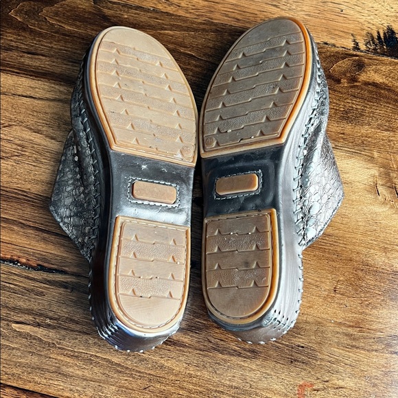 La Plume Jen Rhinestone Leather Slide 39 Silver Like New - Picture 6 of 10